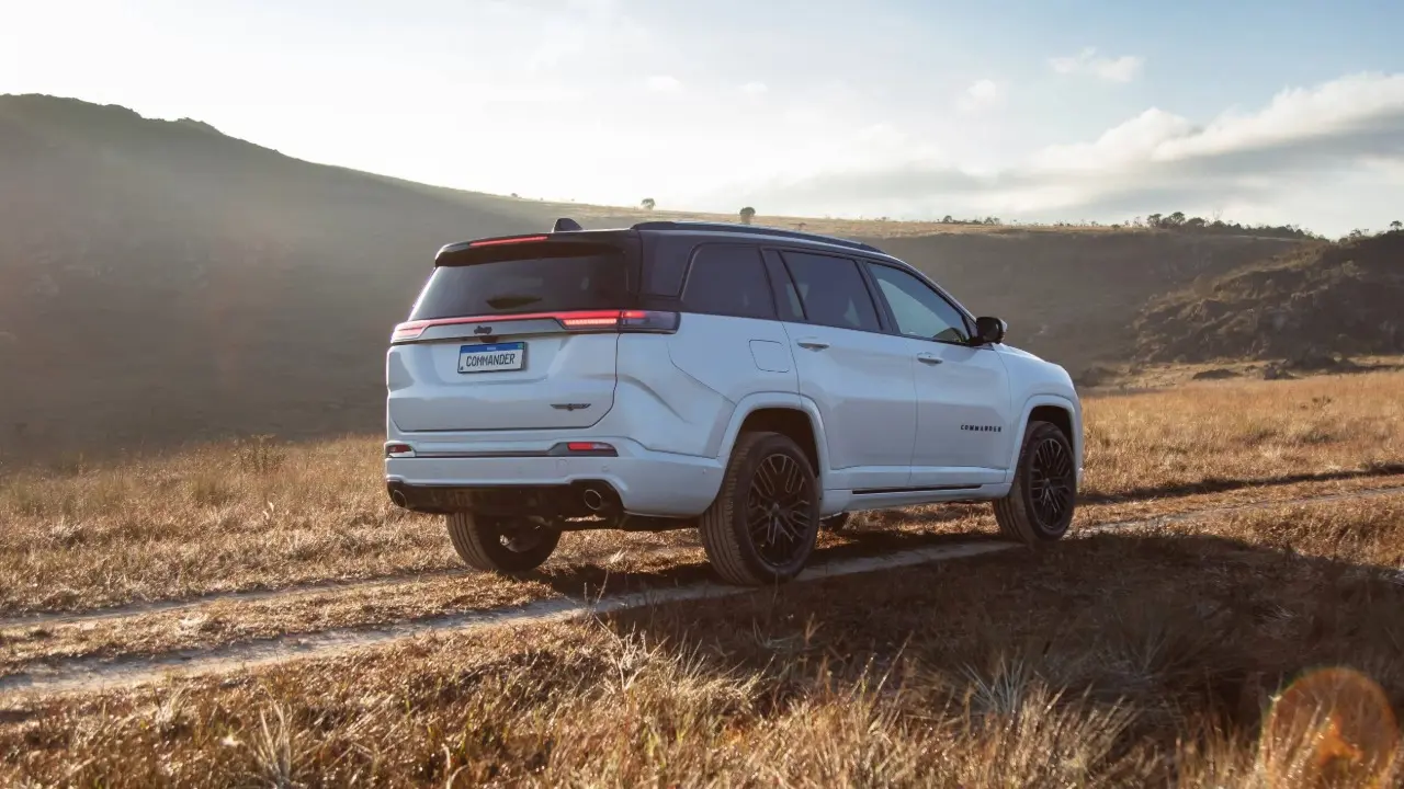 Jeep Commander Blackhawk em estrada de terra em movimento