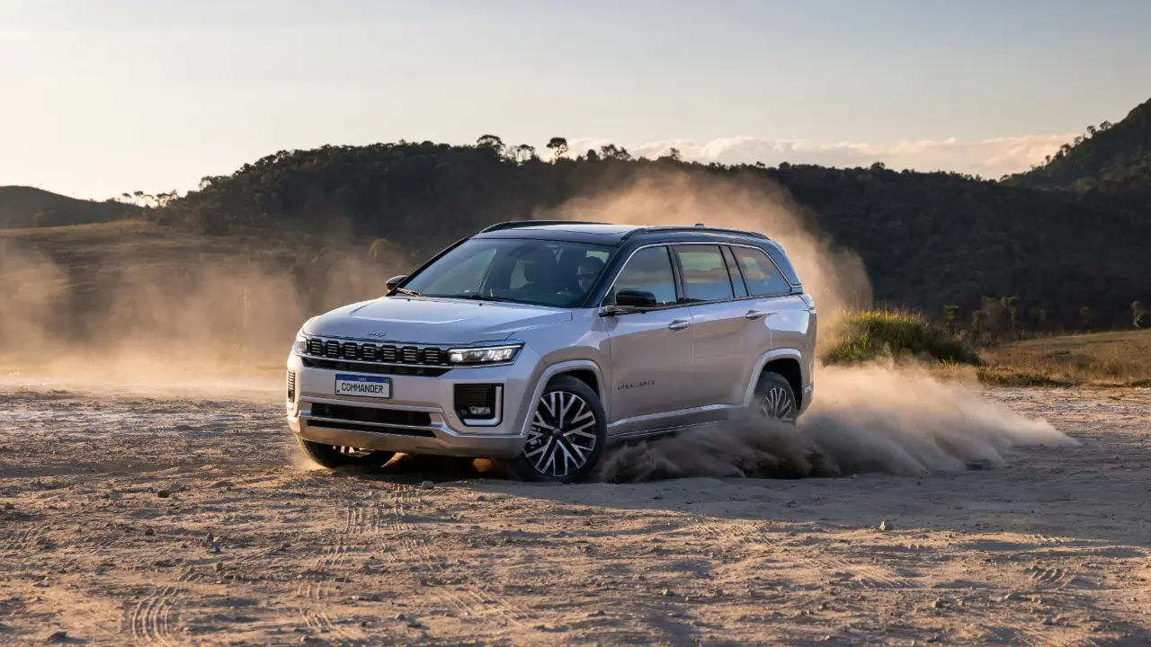 Jeep Commander Overland diesel em movimento na estrada de terra