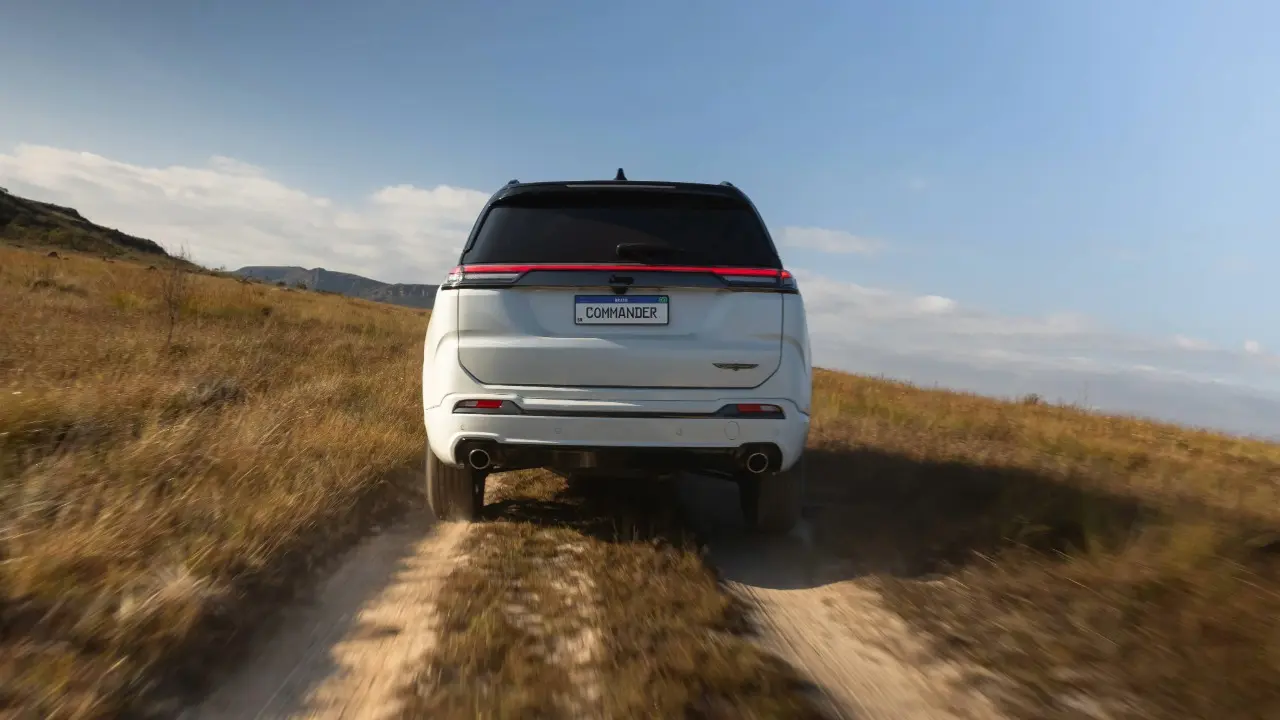 Jeep Commander Blackhawk em estrada de terra em movimento
