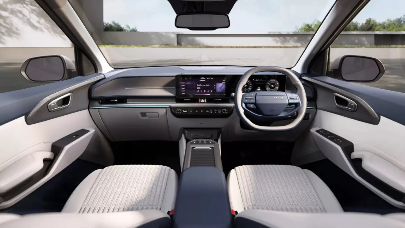 Interior com telas ligadas da Kia Carens Clavis EV
