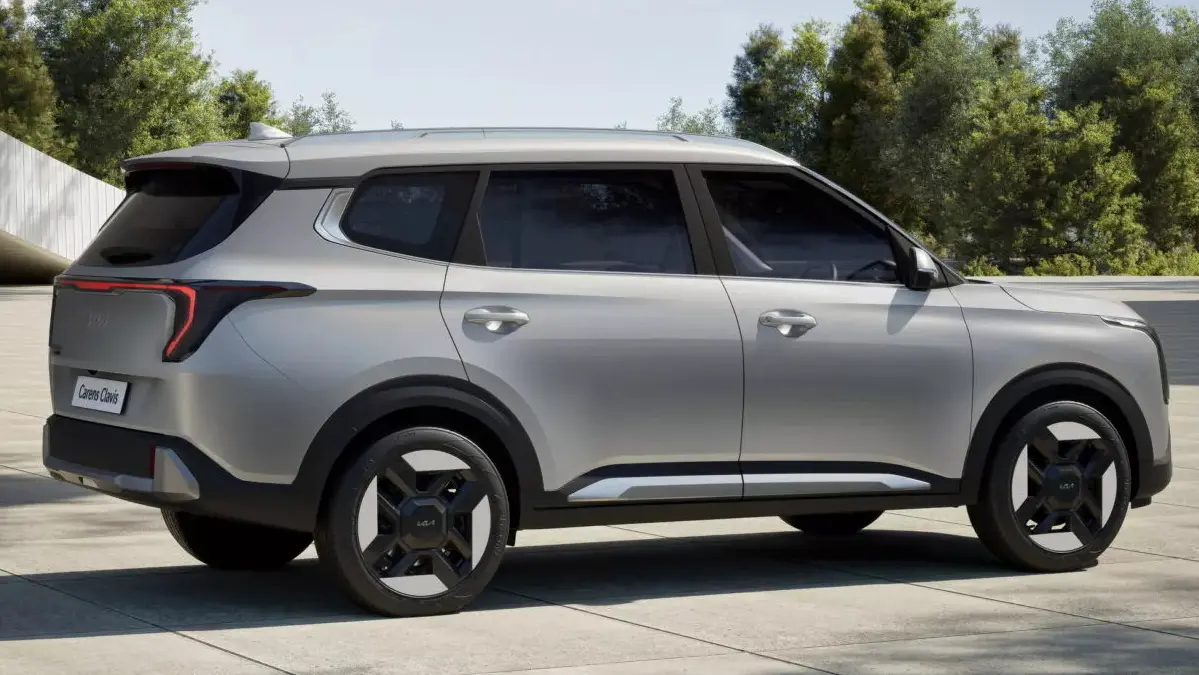 Kia Carens Clavis EV prata vista de lado