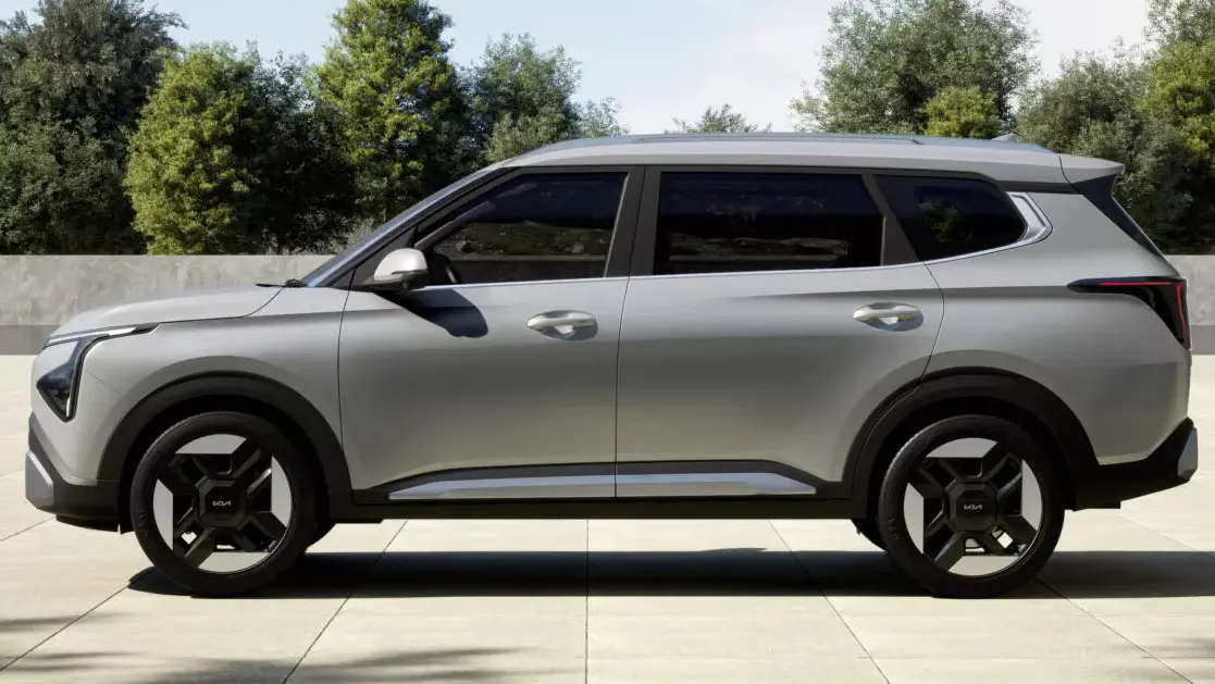 Kia Carens Clavis EV prata vista de lado