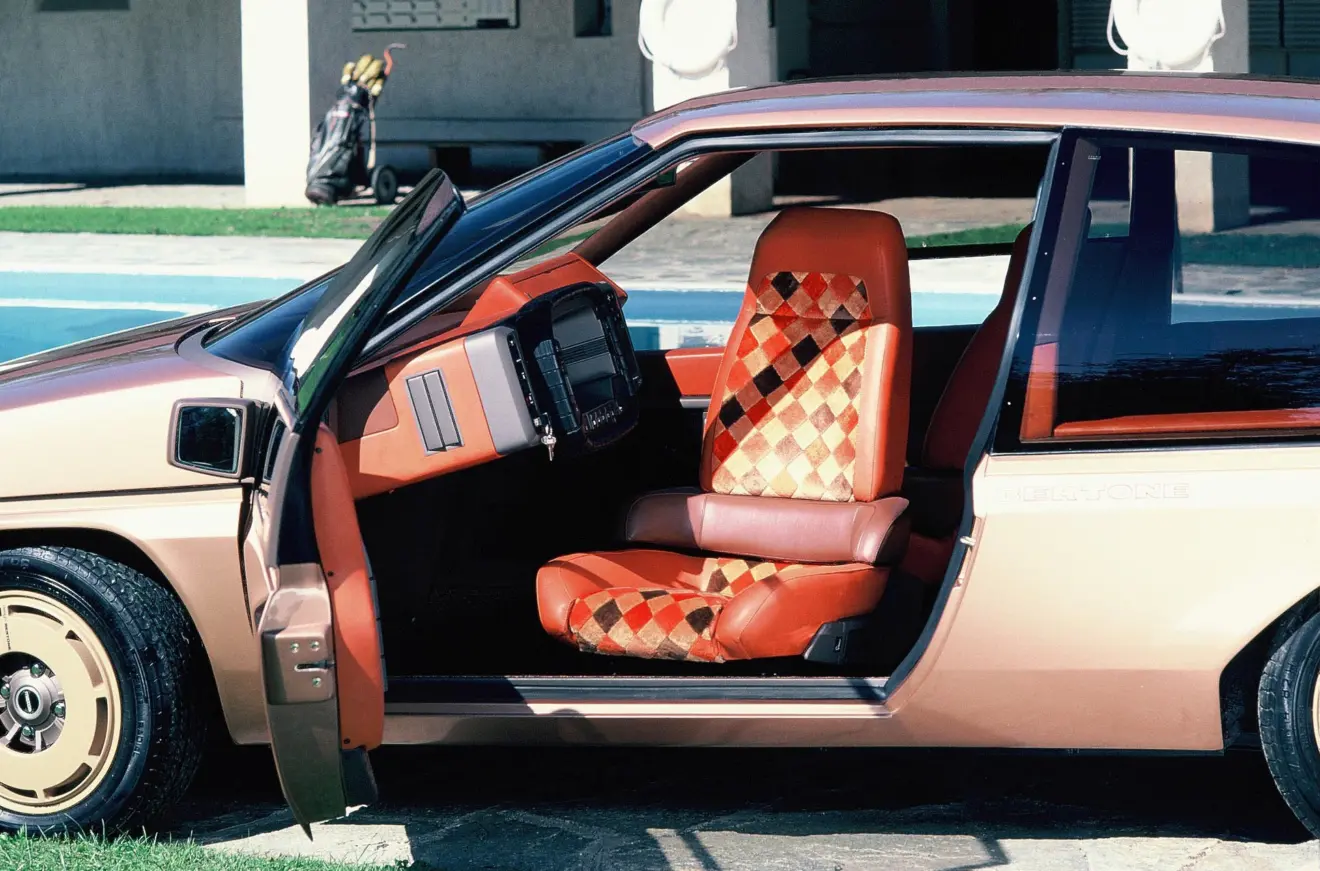 Uma das soluções do carro-conceito Mazda MX-81 Aria era os bancos frontais giratórios