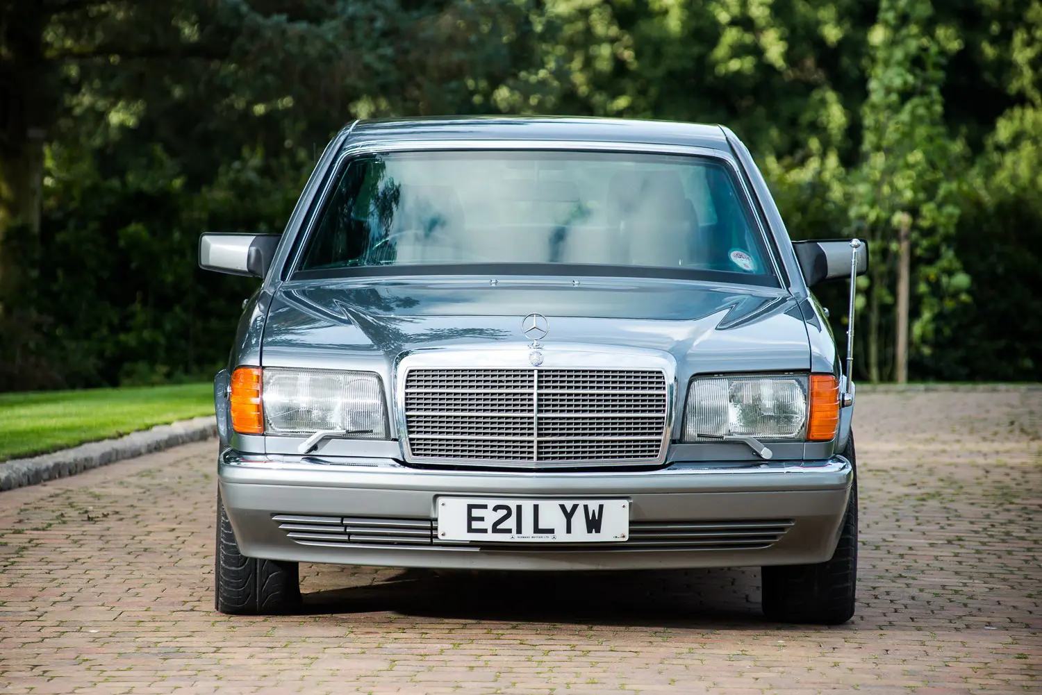 Mercedes-Benz-560-SEL parado de frente tinha limpadores de faróis com uma solução à época