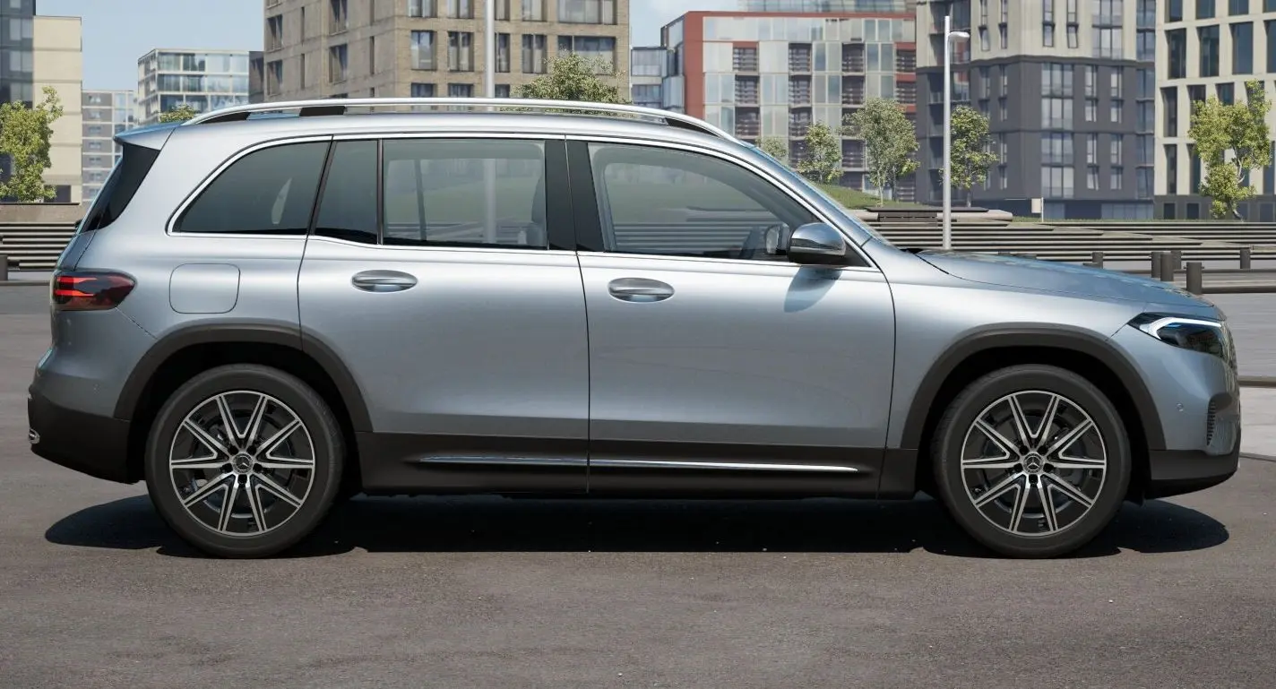 Mercedes-Benz EQB 250+ prata parado de lateral com prédio ao fundo