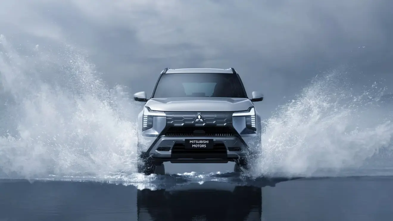 Mitsubishi Destinator branco passando por uma poça