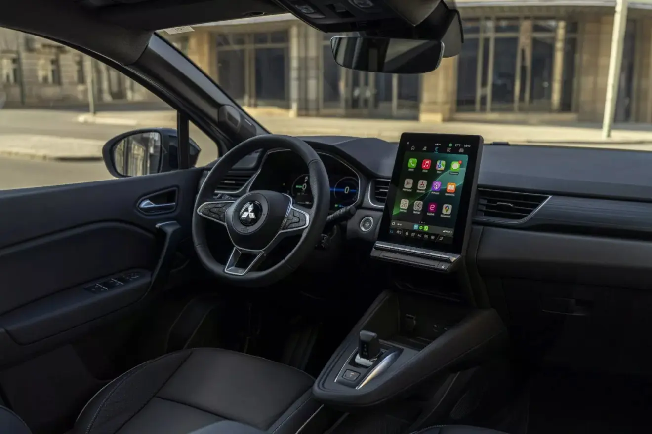 Interior com telas ligadas do Mitsubishi Grandis