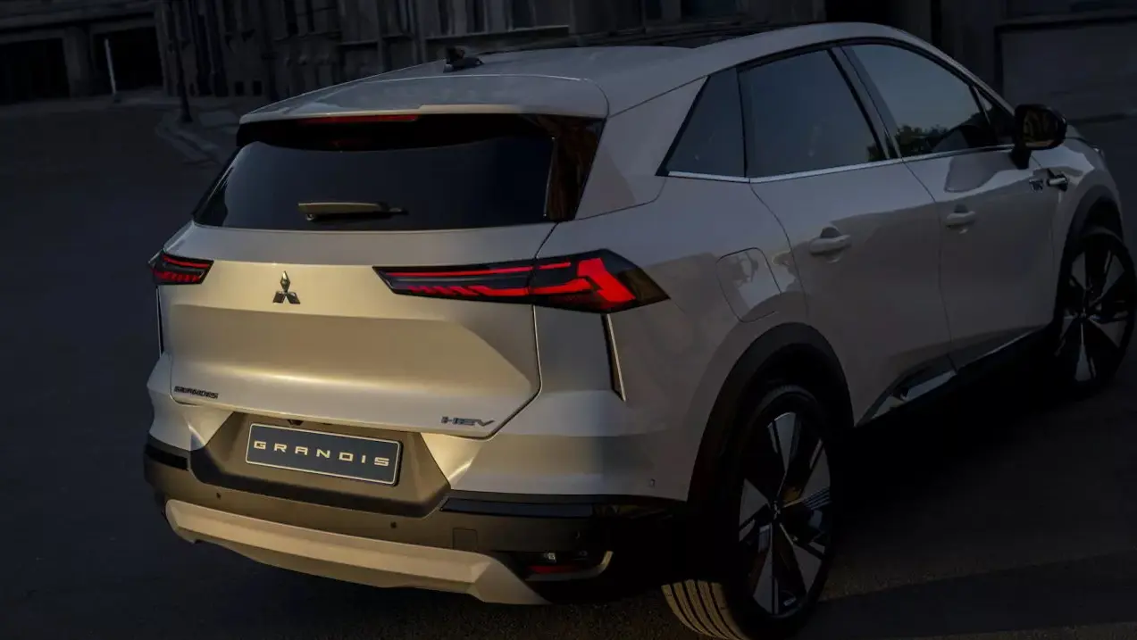 Mitsubishi Grandis branco, visto de trás e com lanternas acesas