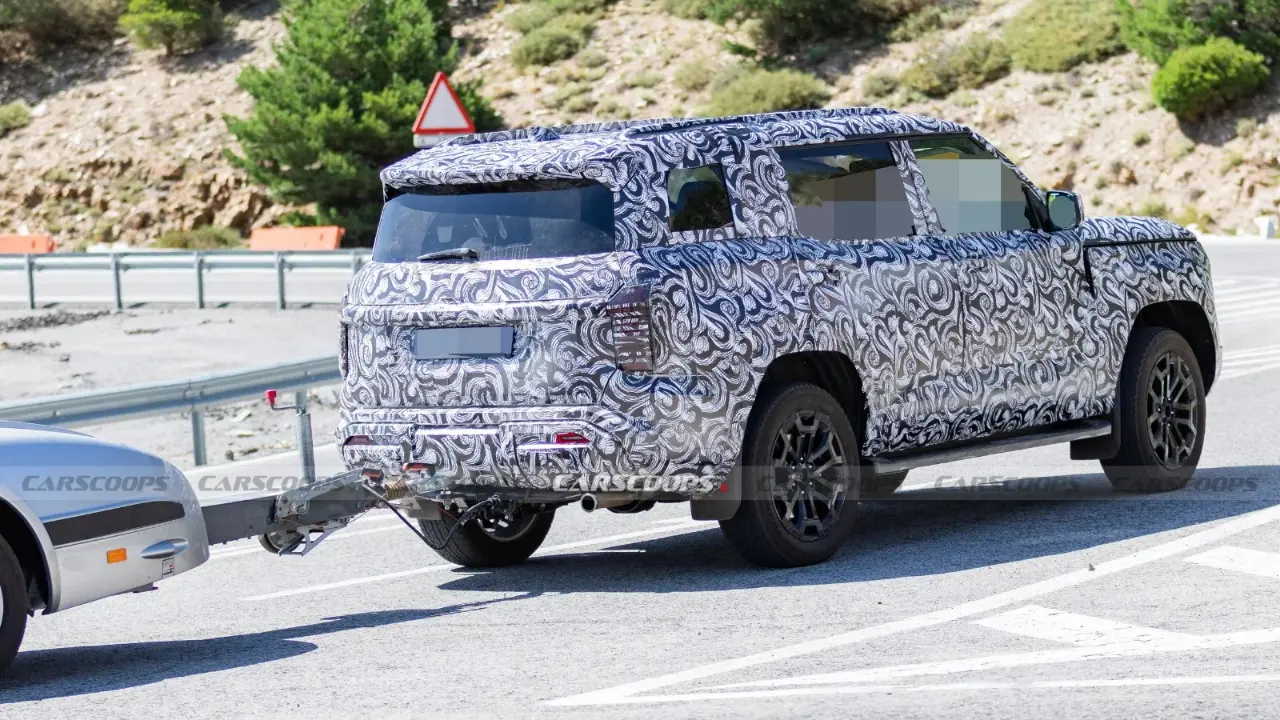 SUV da Mitsubishi de porte grande camuflado no sul da Europa