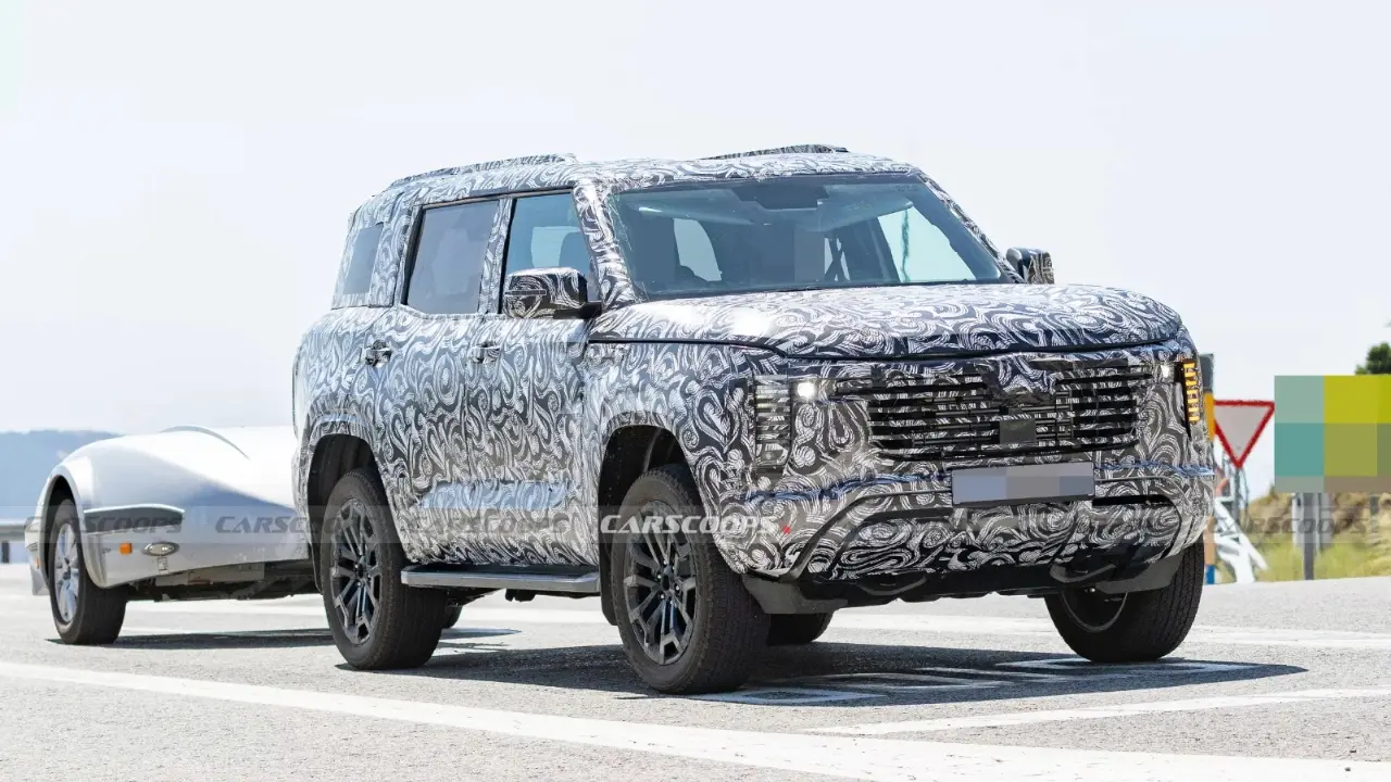 SUV da Mitsubishi de porte grande camuflado no sul da Europa