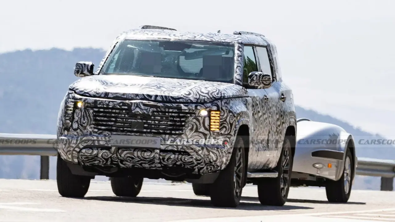 SUV da Mitsubishi de porte grande camuflado no sul da Europa