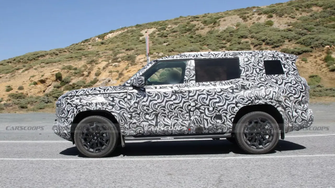 SUV da Mitsubishi de porte grande camuflado no sul da Europa