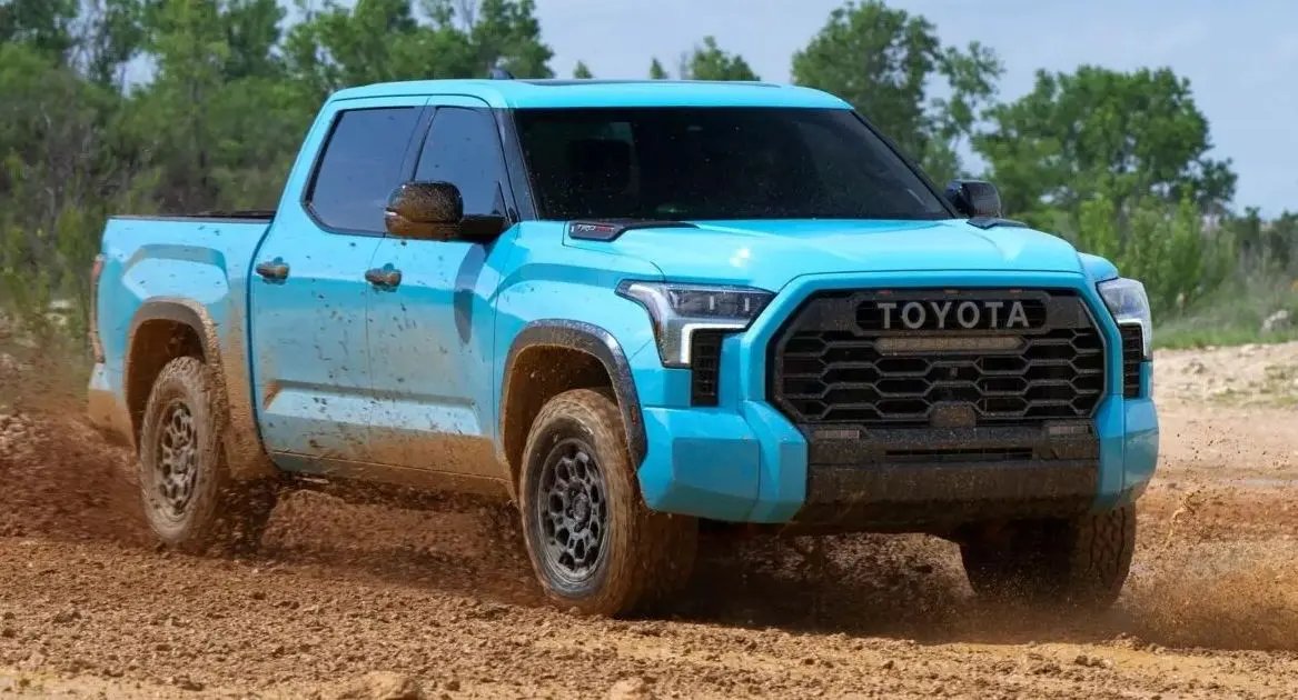 Toyota Tundra 2026 azul andando no off-road