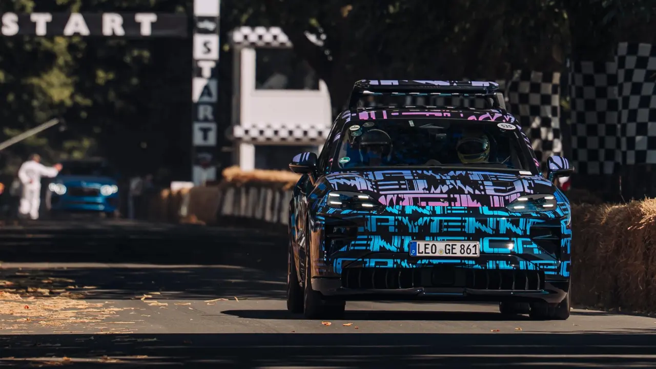 Porsche Cayenne de quarta geração elétrico de frente em movimento no Festival de Goodwoo