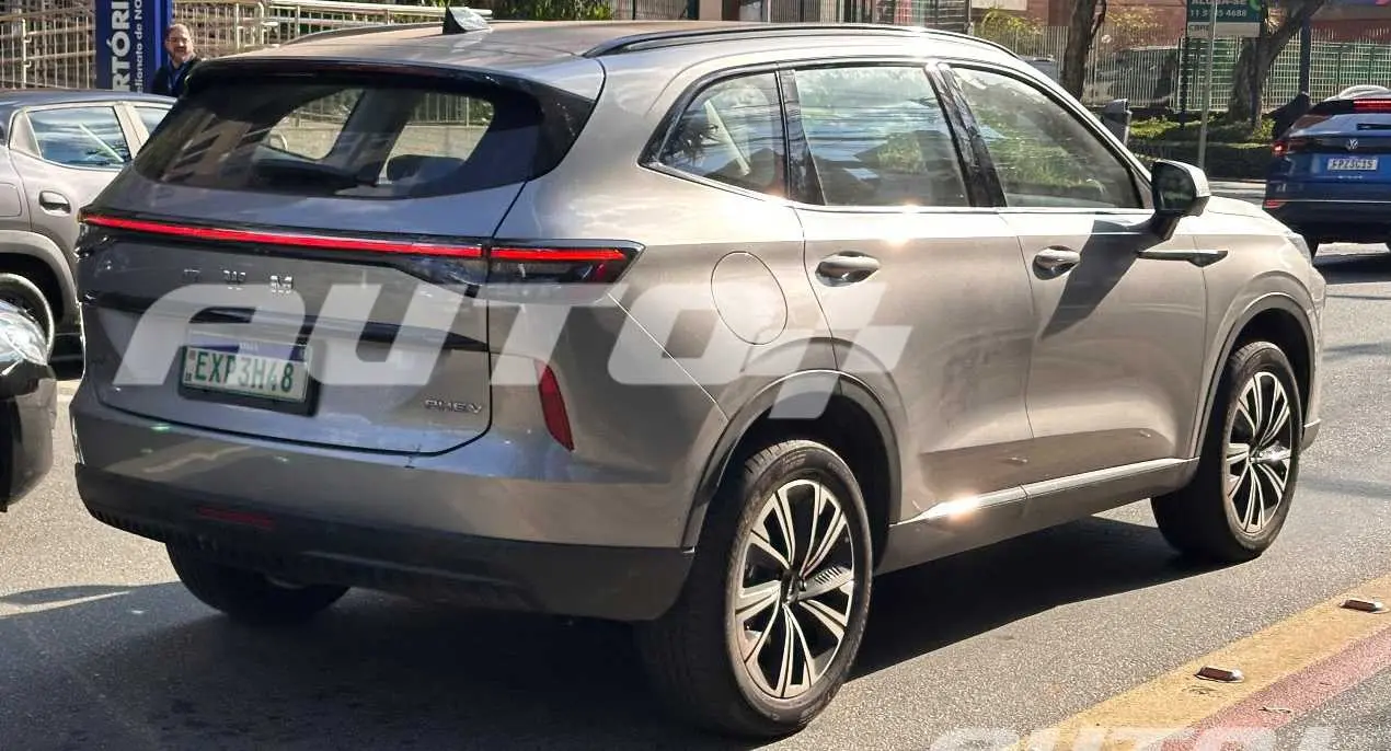 GWM Haval H6 de traseira andando na cidade