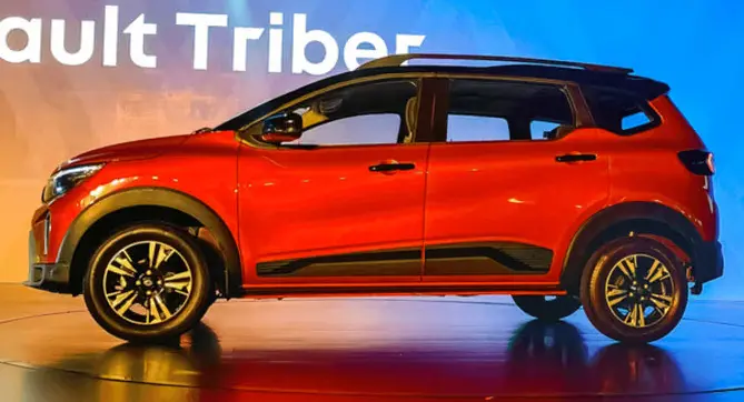 Novo Renault Triber vermelho parado de lateral