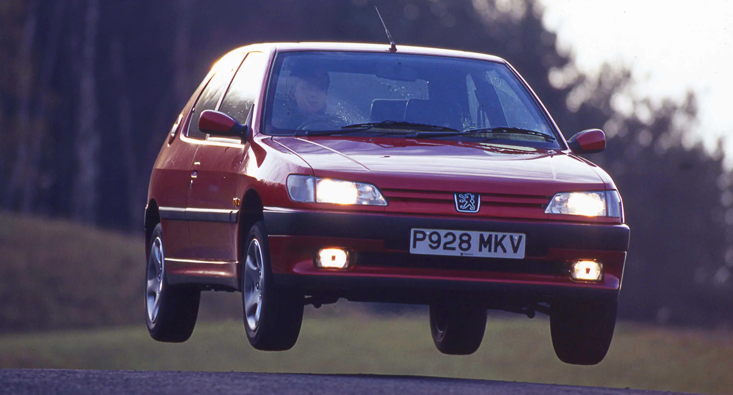 Peugeot 306 vermelho saltando