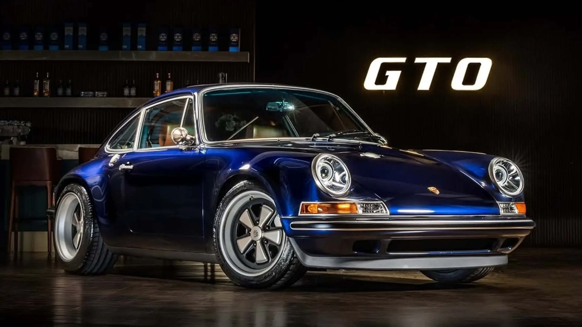 Porsche 911 Singer azul parado de frente