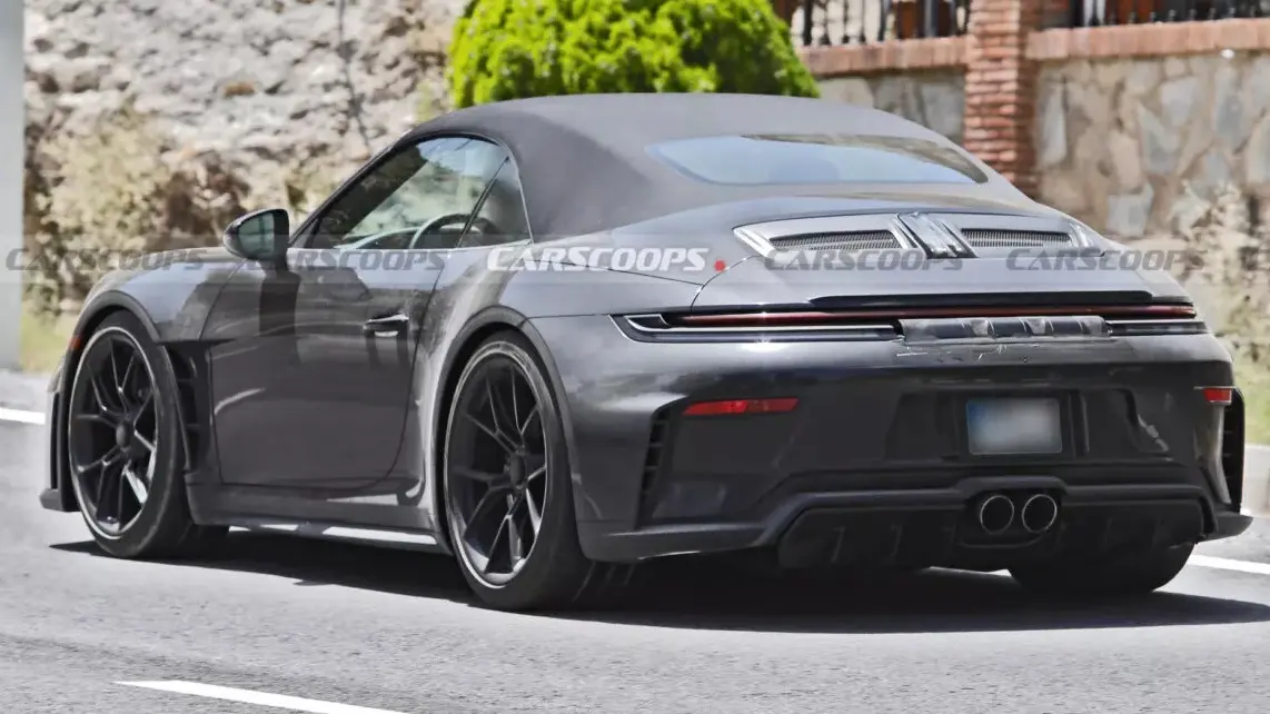 Protótipo do Porsche 911 Speedster preto visto de trás