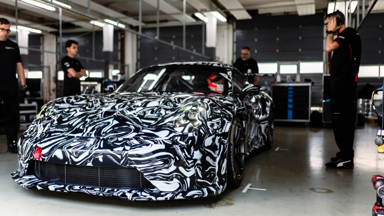 Carro da Porsche Cup de dianteira estático que utiliza Combustível fóssil