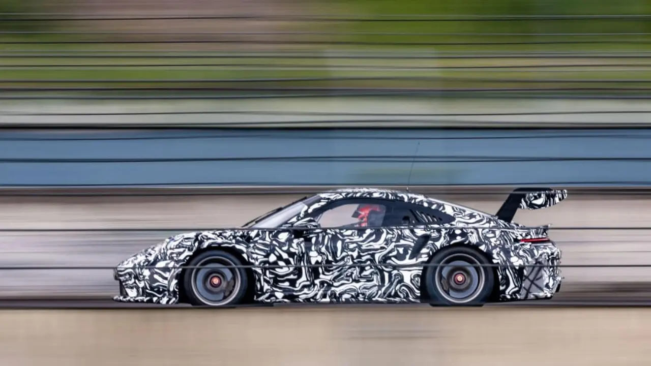Carro da Porsche Cup de lado em movimento que utiliza Combustível fóssil