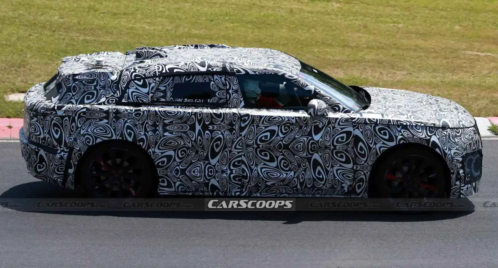 Range Rover Velar elétrico camuflado andando na pista