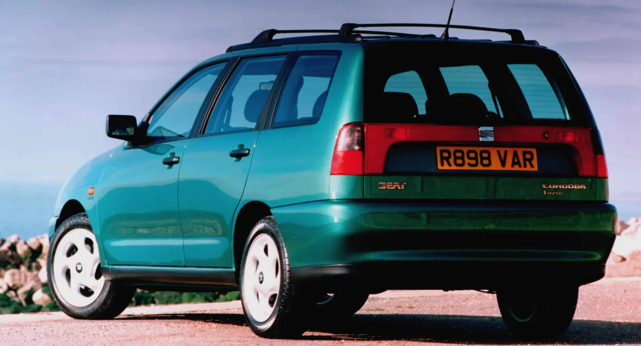 Seat Cordoba Vario verde parado de traseira