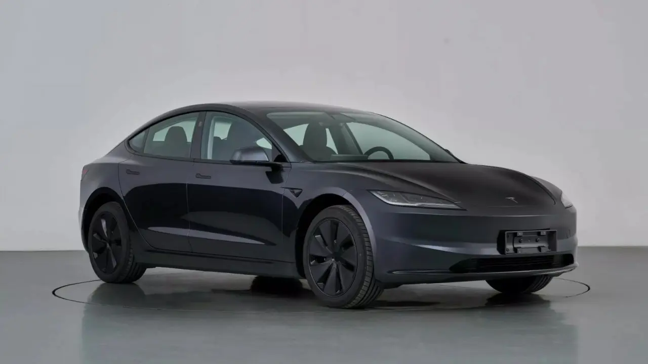 Tesla Model 3+ preto estático de frente e lado