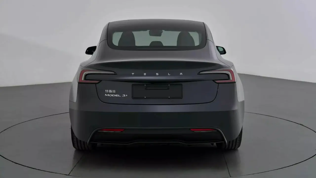 Tesla Model 3+ preto estático de traseira