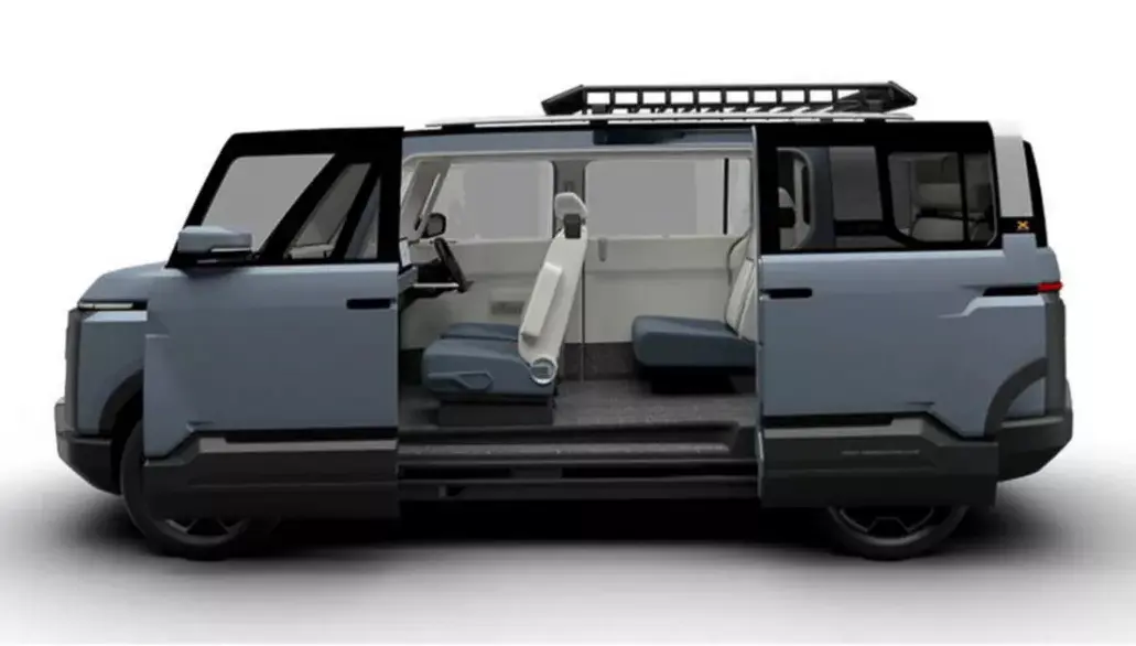 Toyota X Van Gear azul parada de lateral com fundo neutro