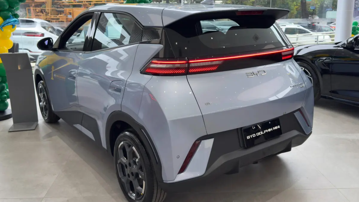 BYD Dolphin Mini na linha 2026 na cor Glacial Blue, dentro da concessionária, estático
