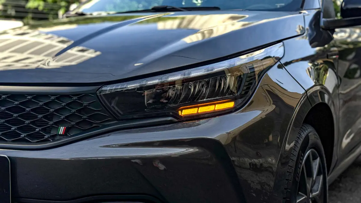 Faróis do Fiat Argo estático na cor cinza