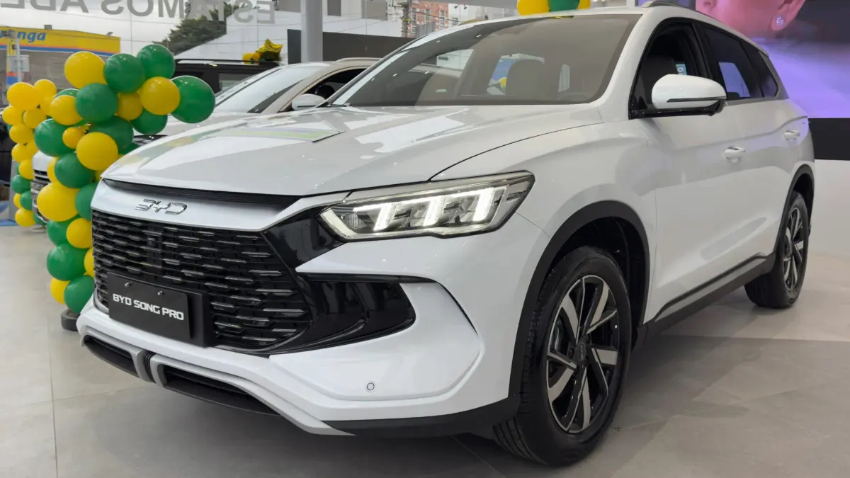 BYD Song Pro na linha 2026 na cor branca, dentro da concessionária, estático