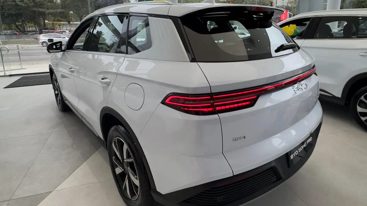 BYD Song Pro na linha 2026 na cor branca, dentro da concessionária, estático