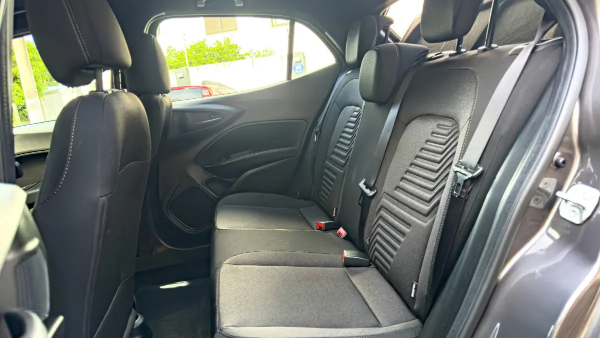 Interior com os bancos em tecido do Fiat Argo na cor cinza