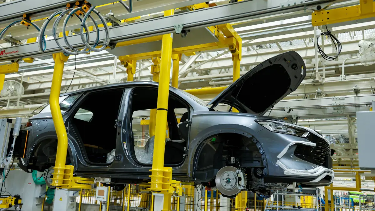 Linha de montagem da BYD em Camaçari (BA) com Song Pro cinza