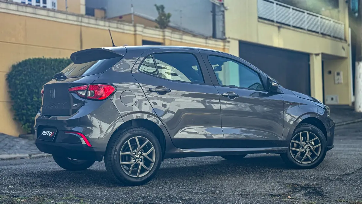 Fiat Argo estático na cor cinza