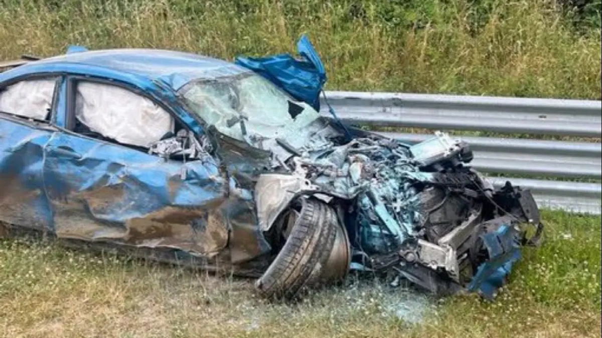 BMW M2 Competition azul de lado batida em Nürburgring