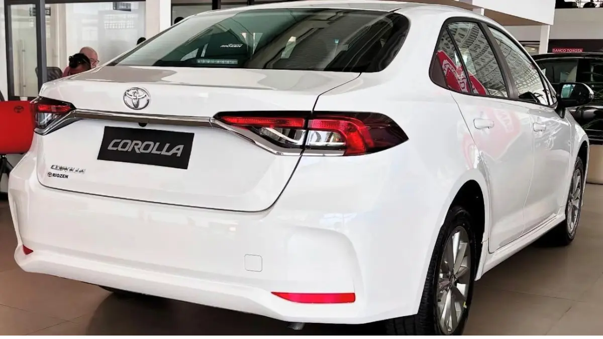 Toyota Corolla GLi branco estático em loja