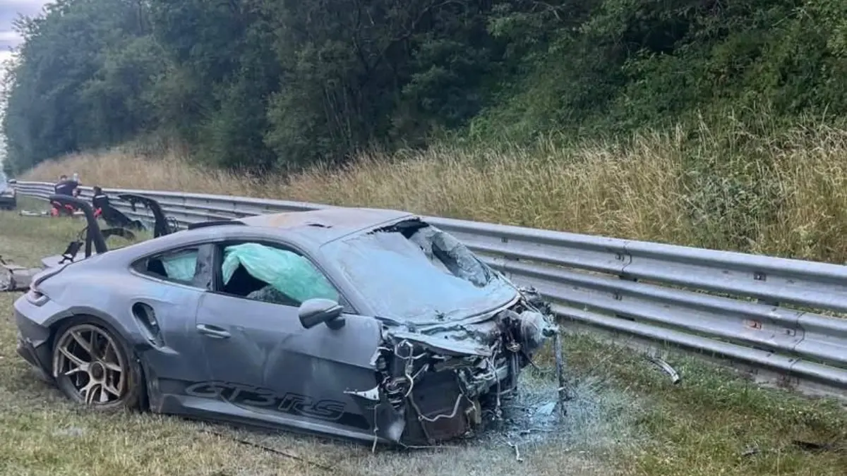 Porsche 911 GT3 RS cinza batida em Nürburgring
