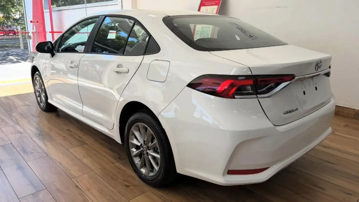 Toyota Corolla GLi branco estático em loja
