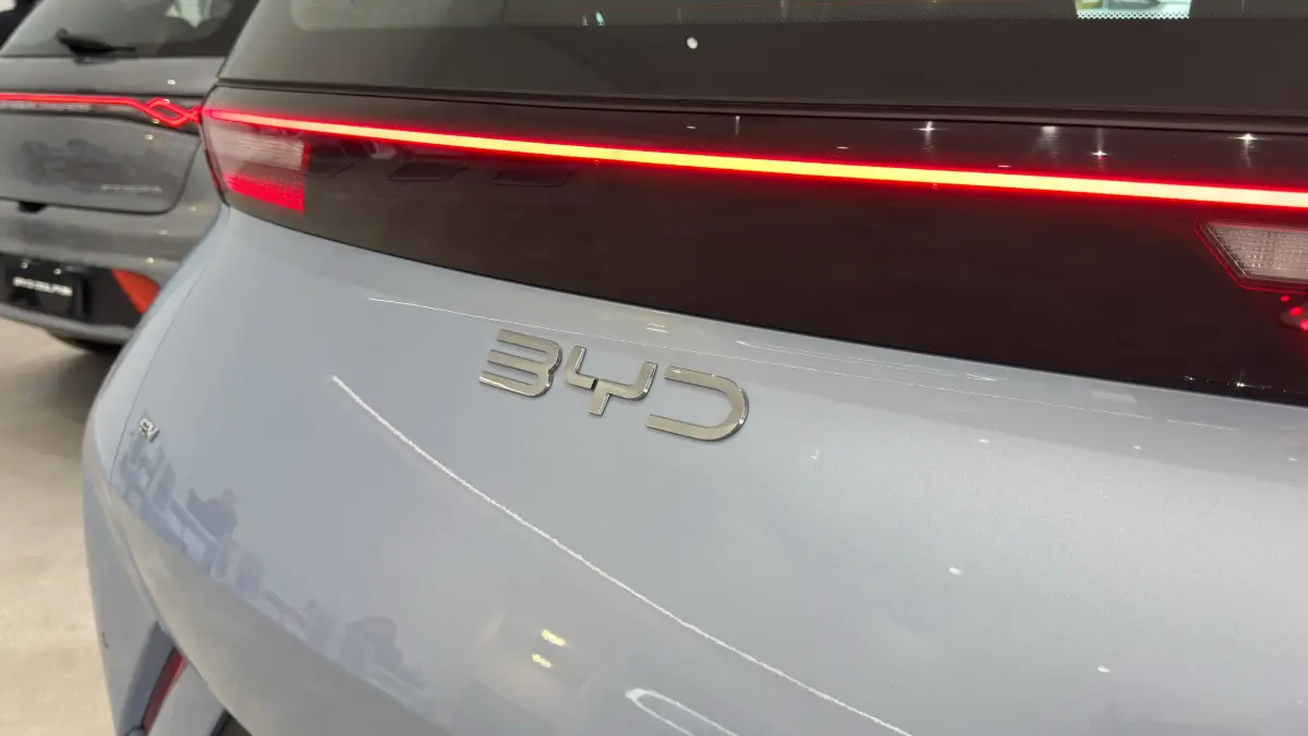 BYD Dolphin Mini na linha 2026 na cor Glacial Blue, dentro da concessionária, estático