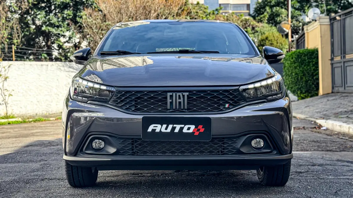 Fiat Argo estático na cor cinza