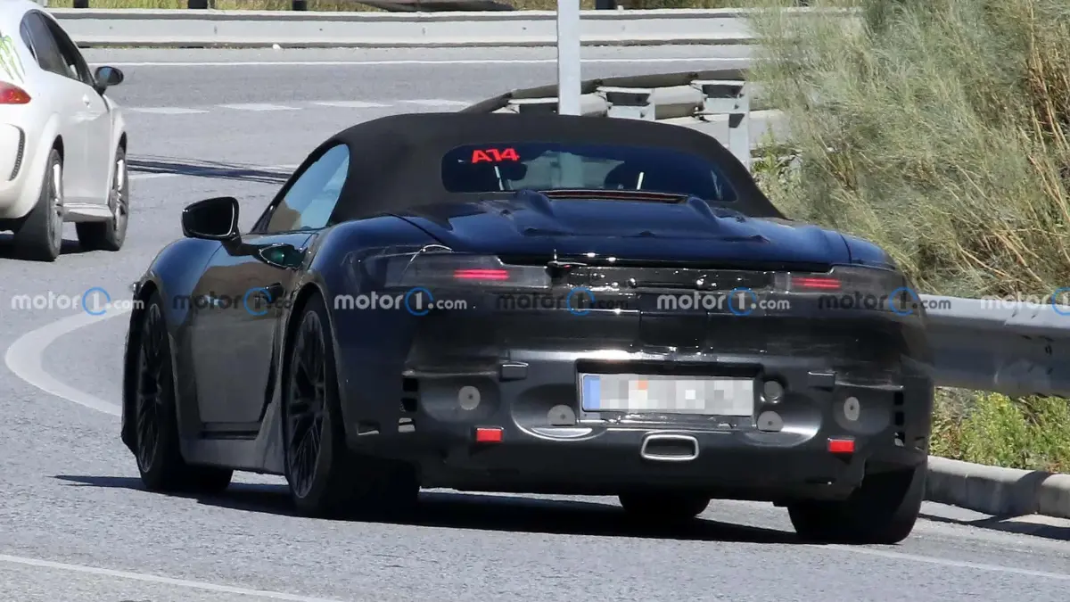 Porsche 718 Boxster Electric preta de traseira em movimento