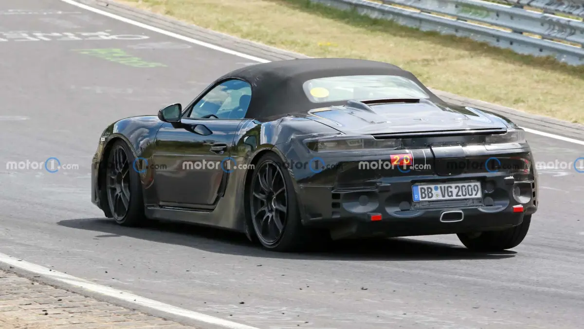 Porsche 718 Boxster Electric preta de traseira em movimento