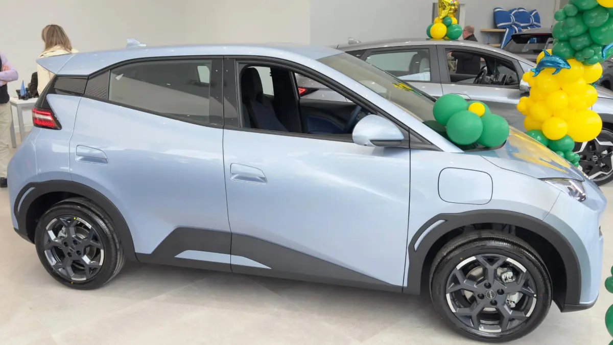 BYD Dolphin Mini na linha 2026 na cor Glacial Blue, dentro da concessionária, estático