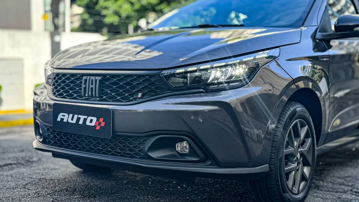 Fiat Argo estático na cor cinza