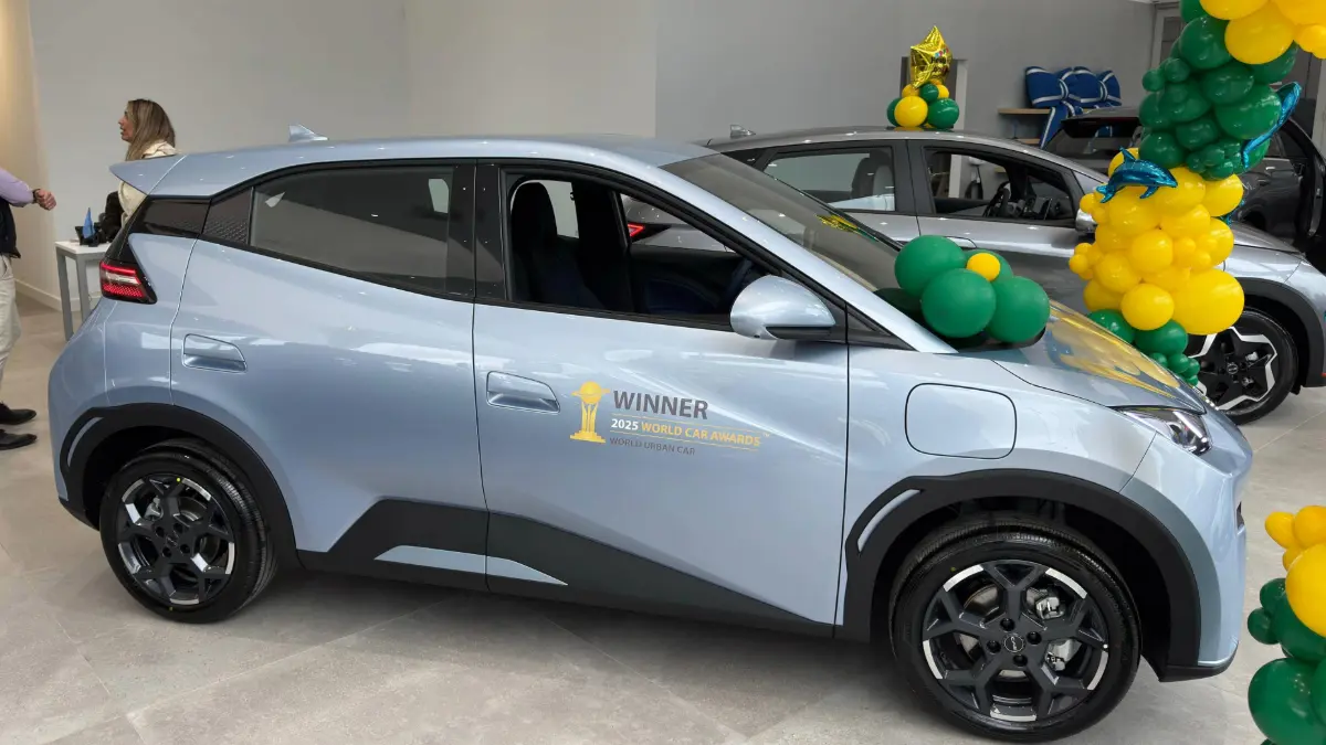 BYD Dolphin Mini na linha 2026 na cor Glacial Blue, dentro da concessionária, estático