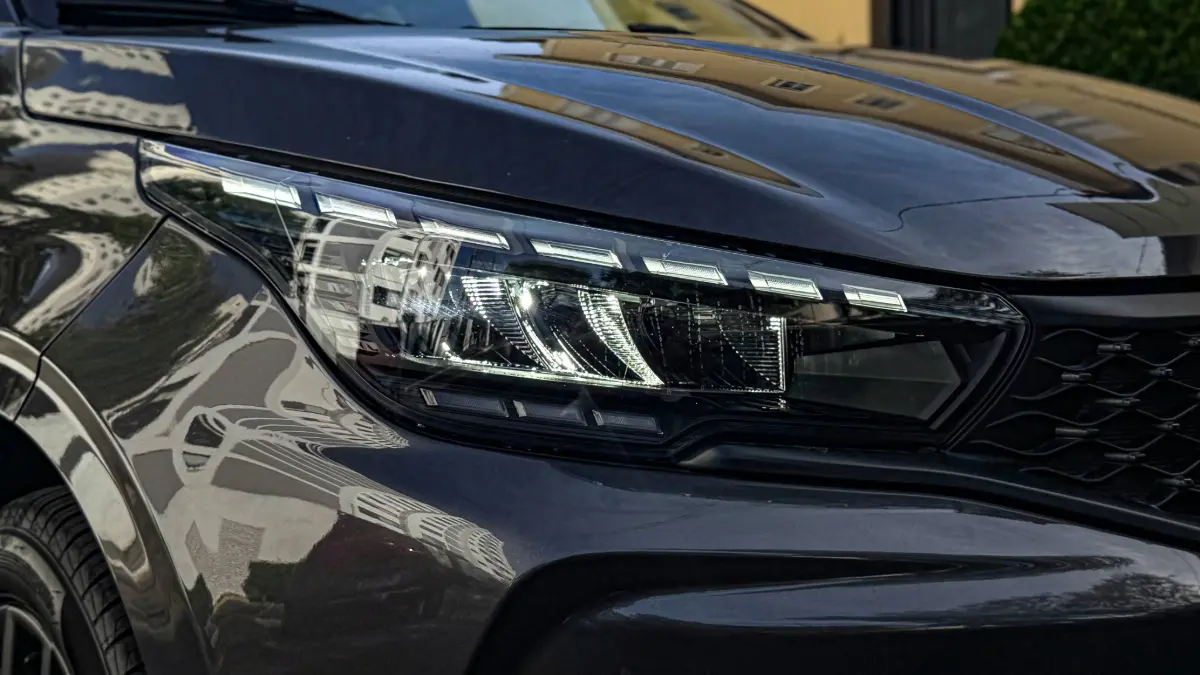 Faróis do Fiat Argo estático na cor cinza