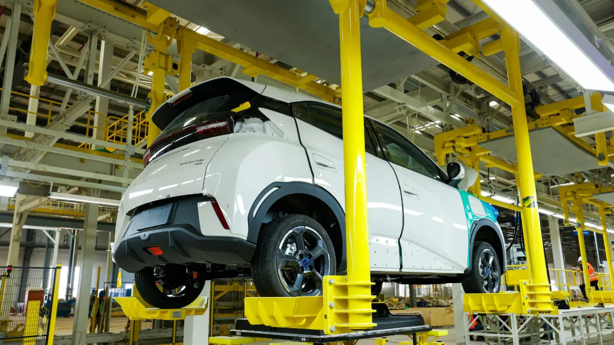 Linha de montagem da BYD em Camaçari (BA) com Dolphin Mini branco